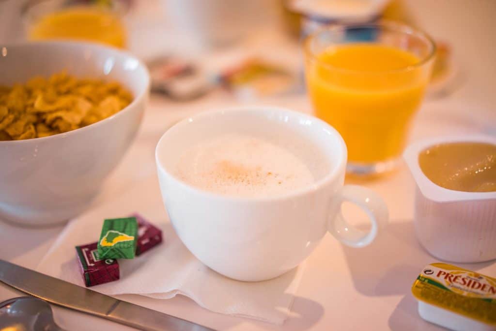 Petit-déjeuner avec café et jus d'orange