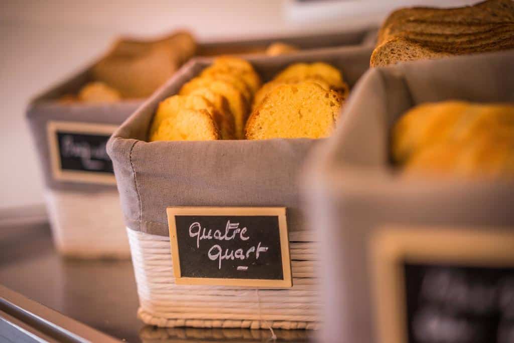 Gâteaux quatre-quarts dans des paniers.