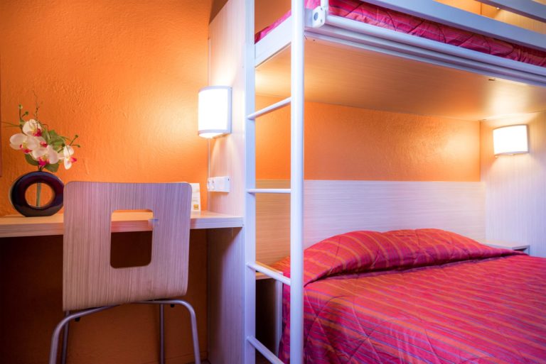 Chambre avec lit superposé et bureau design.