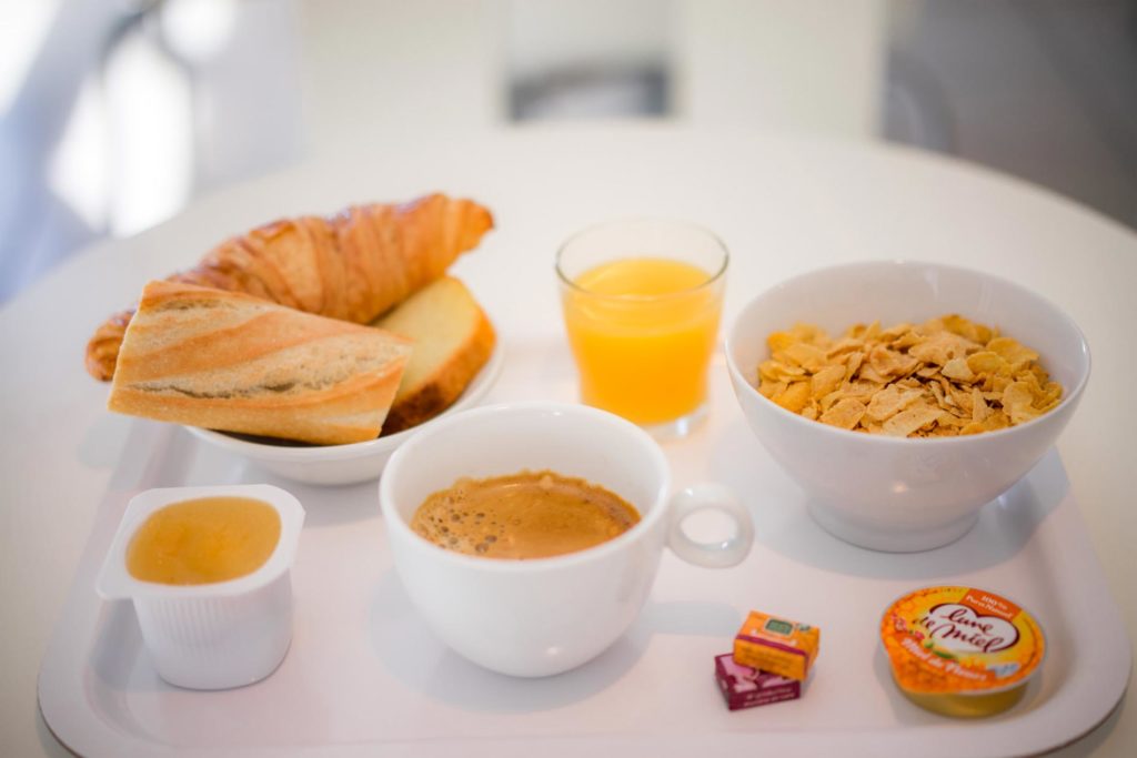 Petit déjeuner avec croissant et jus d'orange.