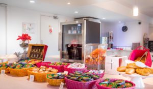 Buffet petit-déjeuner avec viennoiseries et confitures.