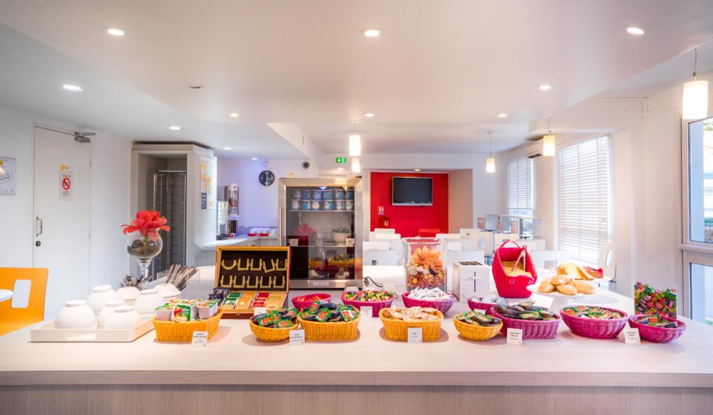 Buffet de petit-déjeuner varié dans restaurant lumineux.