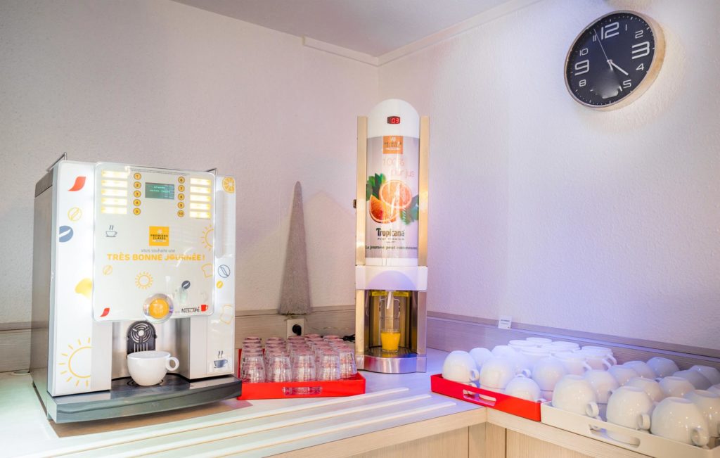 Machines boissons chaudes et froides, tasses empilées