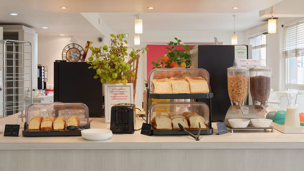 Buffet petit déjeuner avec pain et céréales.