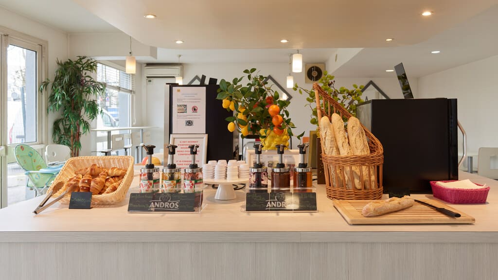 Buffet petit-déjeuner avec pain et garnitures variées.